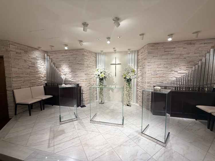 チャペルの写真。会場は白を基調としており、夜間に見学したがかなり明るい印象で、式当日の写真も映えそう