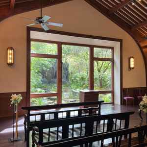 木と緑と白を基調とした、落ち着きのあるチャペル。窓から空の映り込みがないので天候に左右されない外庭。