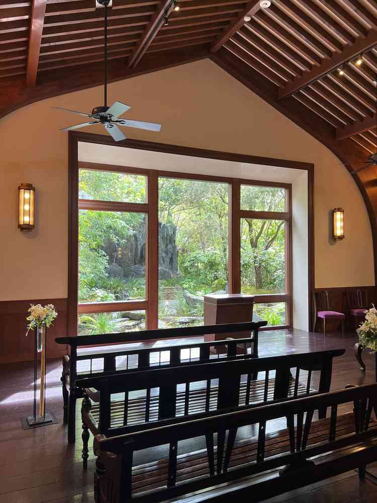 木と緑と白を基調とした、落ち着きのあるチャペル。窓から空の映り込みがないので天候に左右されない外庭。