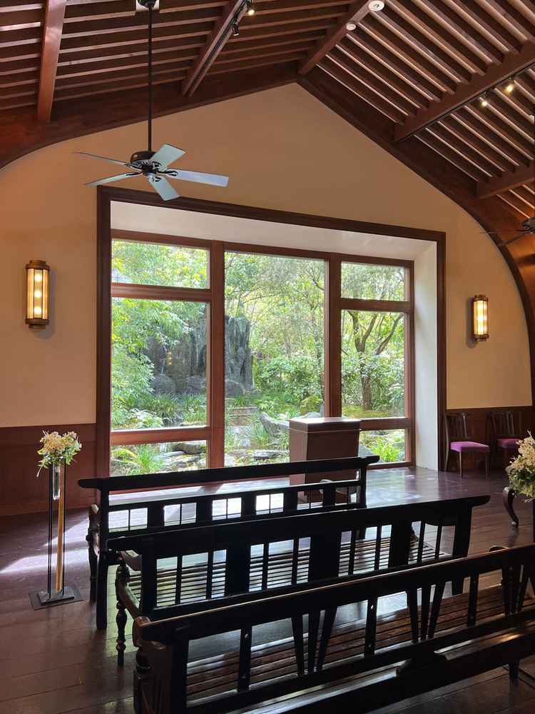 木と緑と白を基調とした、落ち着きのあるチャペル。窓から空の映り込みがないので天候に左右されない外庭。