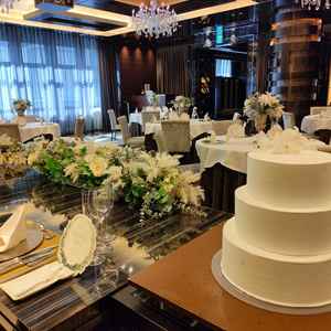 2つ目の披露宴の会場の写真。元々置いてある飾りはそのまま使えるとのことでありがたい。