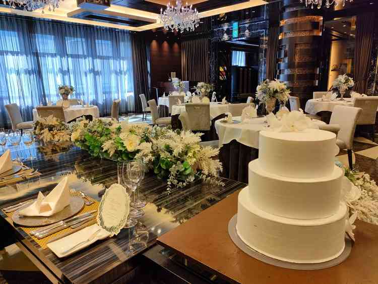 2つ目の披露宴の会場の写真。元々置いてある飾りはそのまま使えるとのことでありがたい。