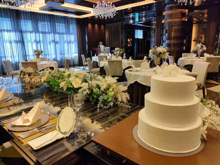 2つ目の披露宴の会場の写真。元々置いてある飾りはそのまま使えるとのことでありがたい。