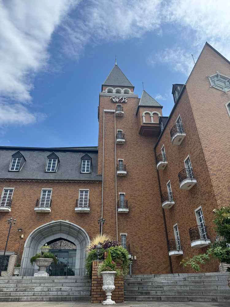 式場全体の外観写真。レンガ調のようになっているのがおしゃれでした。