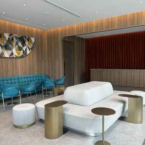 入り口に入り、すぐの待合で、かつウェルカムパーティーに使用することができる。家具のセンスが素敵でした