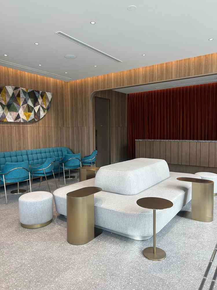 入り口に入り、すぐの待合で、かつウェルカムパーティーに使用することができる。家具のセンスが素敵でした