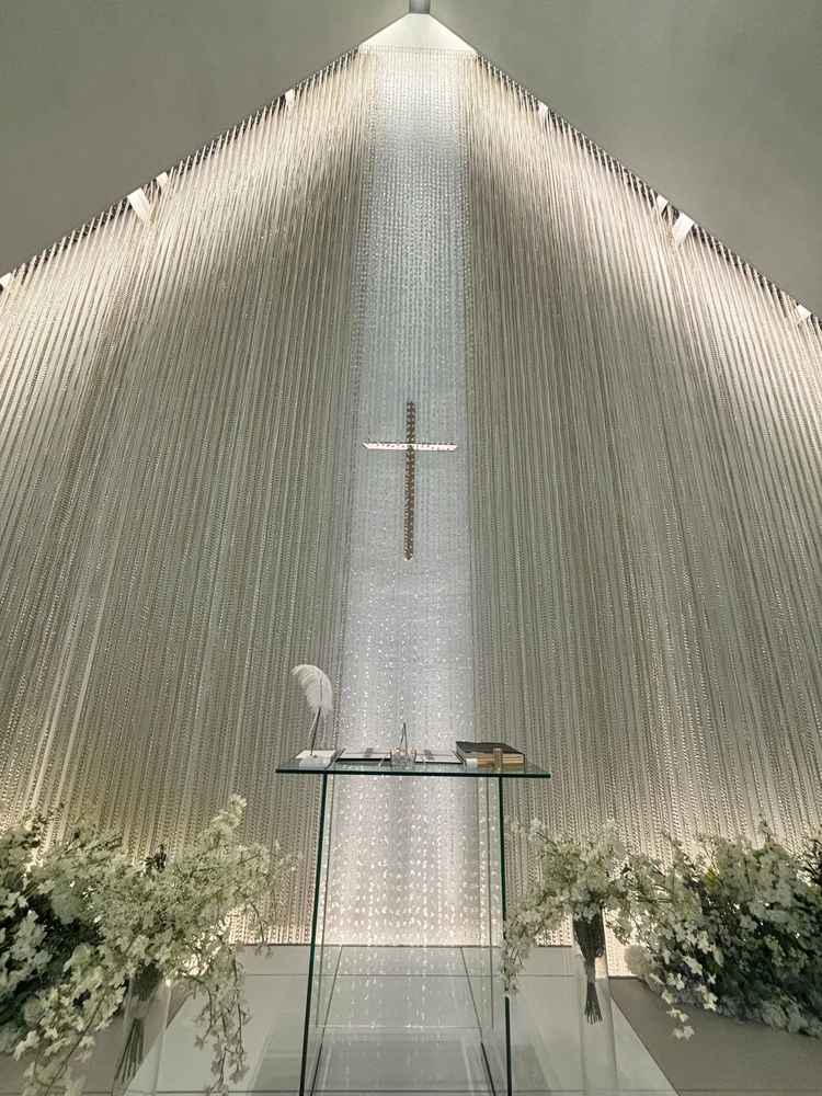 白を基調とした式場で綺麗でした。