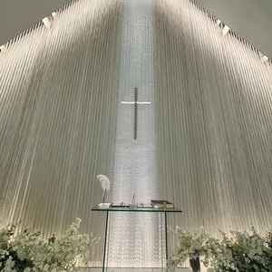 白を基調とした式場で綺麗でした。