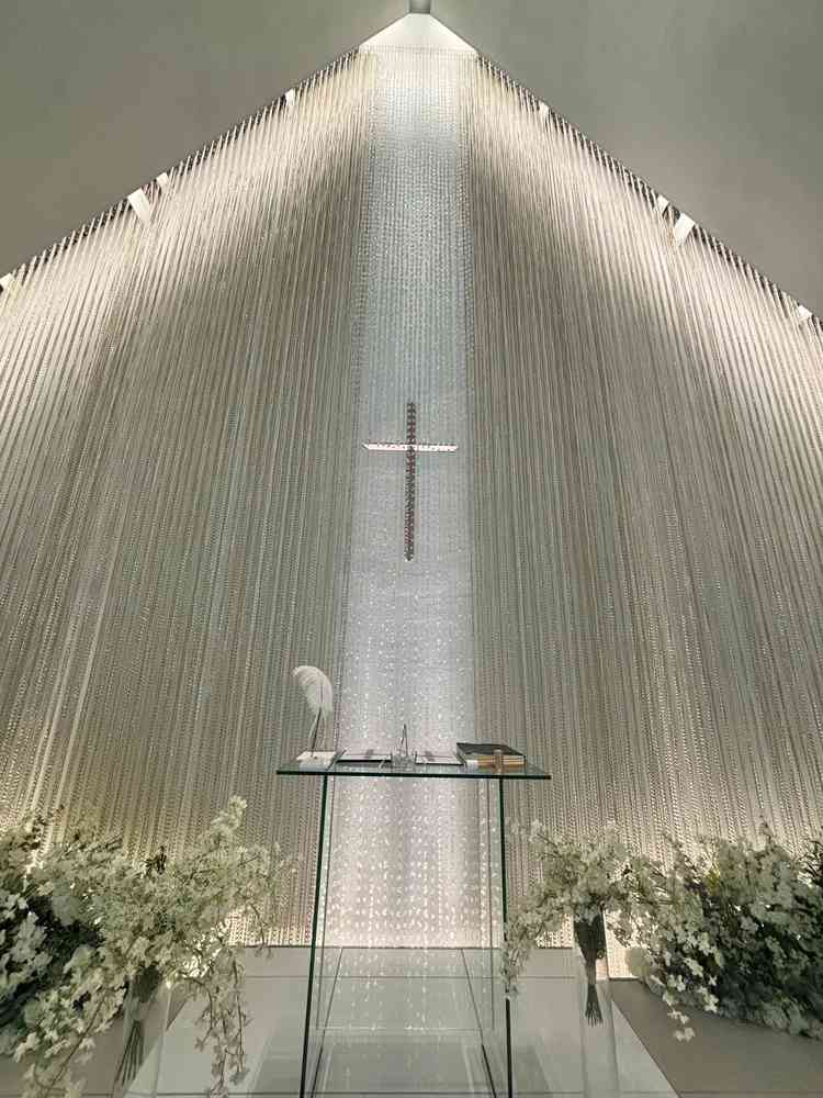 白を基調とした式場で綺麗でした。