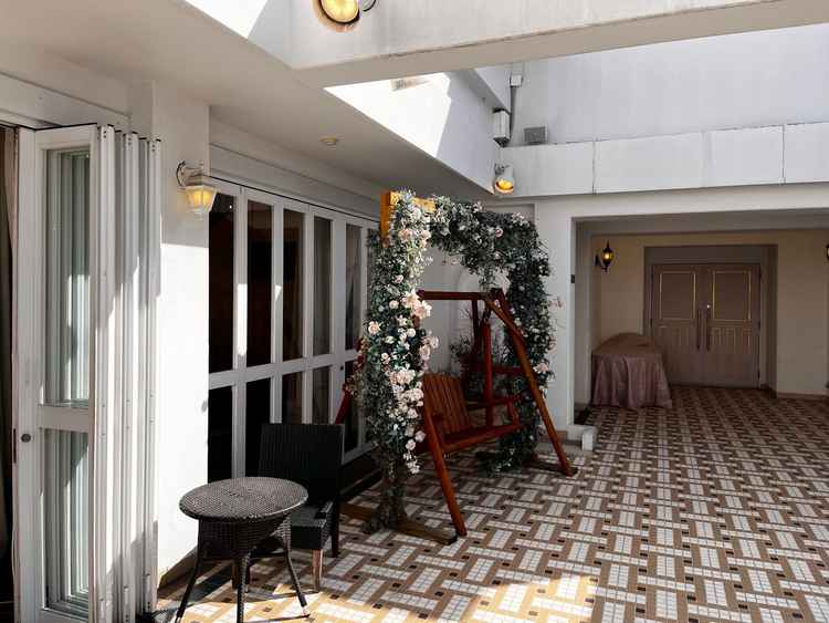 披露宴会場に隣接するガーデンに設置されたブランコの写真。映えスポットがあって、会話が弾みそう。