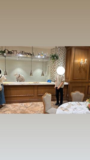 オープンキッチンがあったり、自然の雰囲気や、木の感じが温かみある披露宴会場になっていて素敵でした