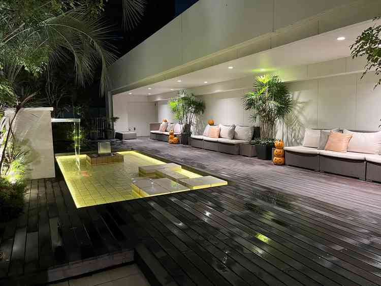 披露宴会場のテラス。リゾート地をモチーフにしており、旅行感覚が味わえるのが魅力的でした。