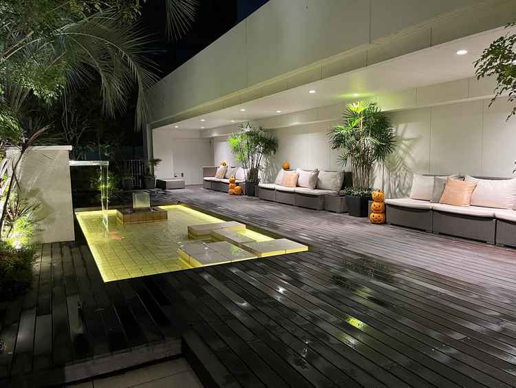 披露宴会場のテラス。リゾート地をモチーフにしており、旅行感覚が味わえるのが魅力的でした。