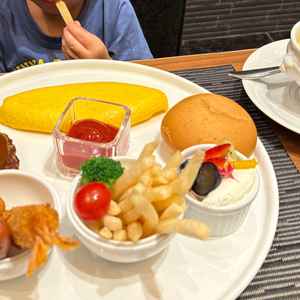 2歳の子どもには豪華なお子様ランチをいただき、とても喜んで食べていました