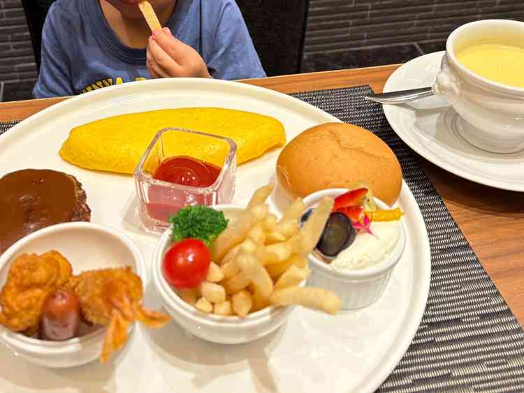 2歳の子どもには豪華なお子様ランチをいただき、とても喜んで食べていました