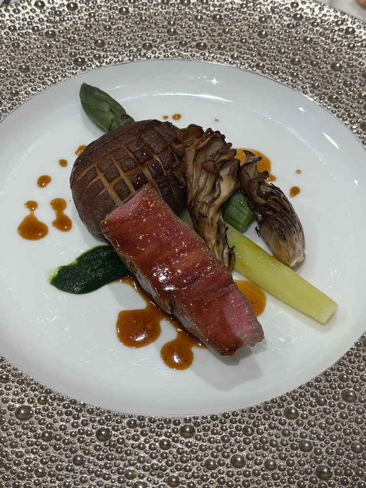 メインのお料理です。お肉も柔らかくすごく美味しかったです。