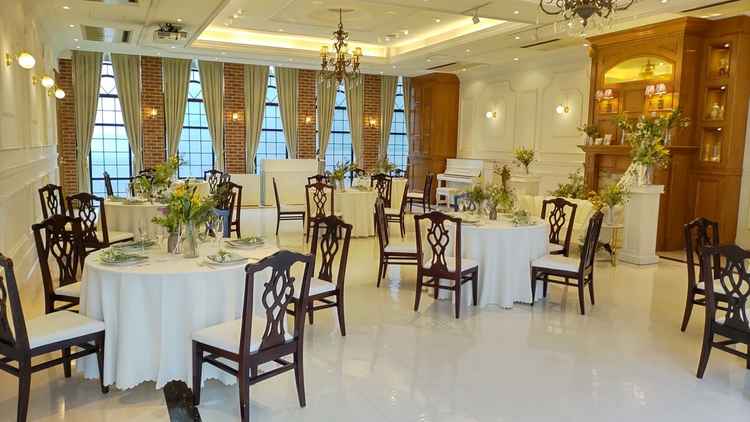 披露宴会場です。約３０人の想定でセッティングされており、親族など少人数で和やかな会ができそうです♪