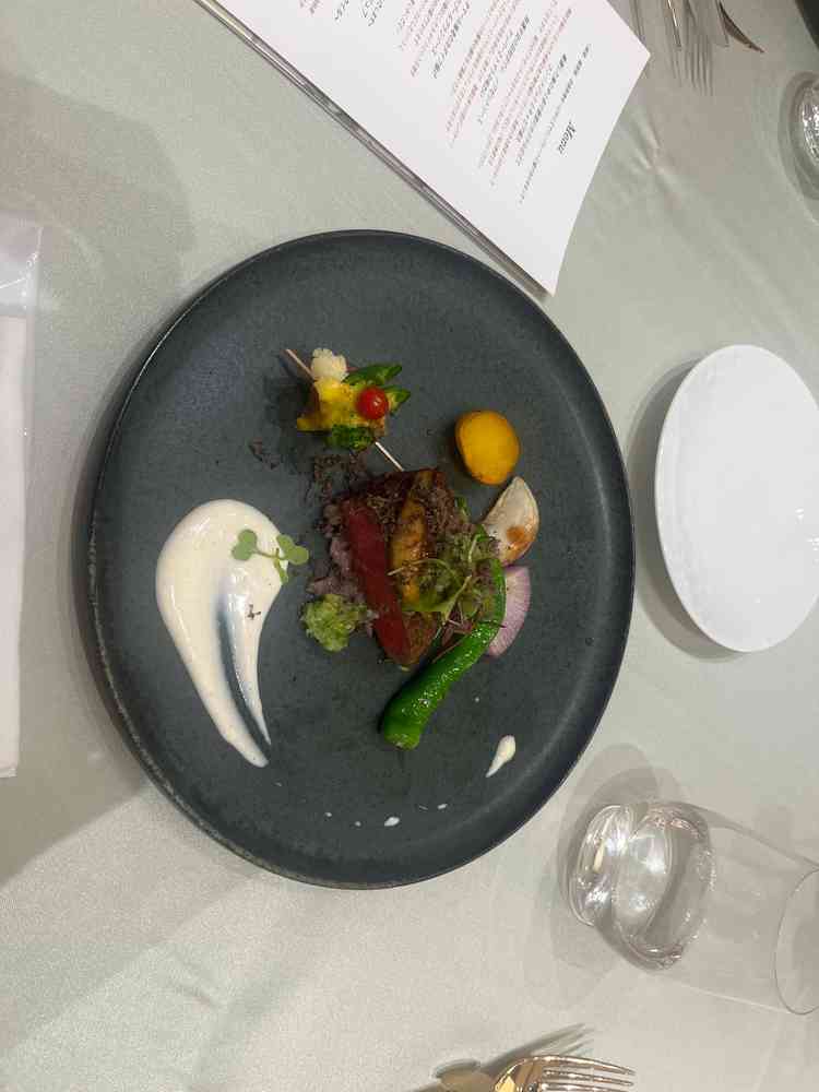 お料理がとにかく美味しかった。オープンキッチンやお皿を温めた状態で提供などこだわりを感じました。