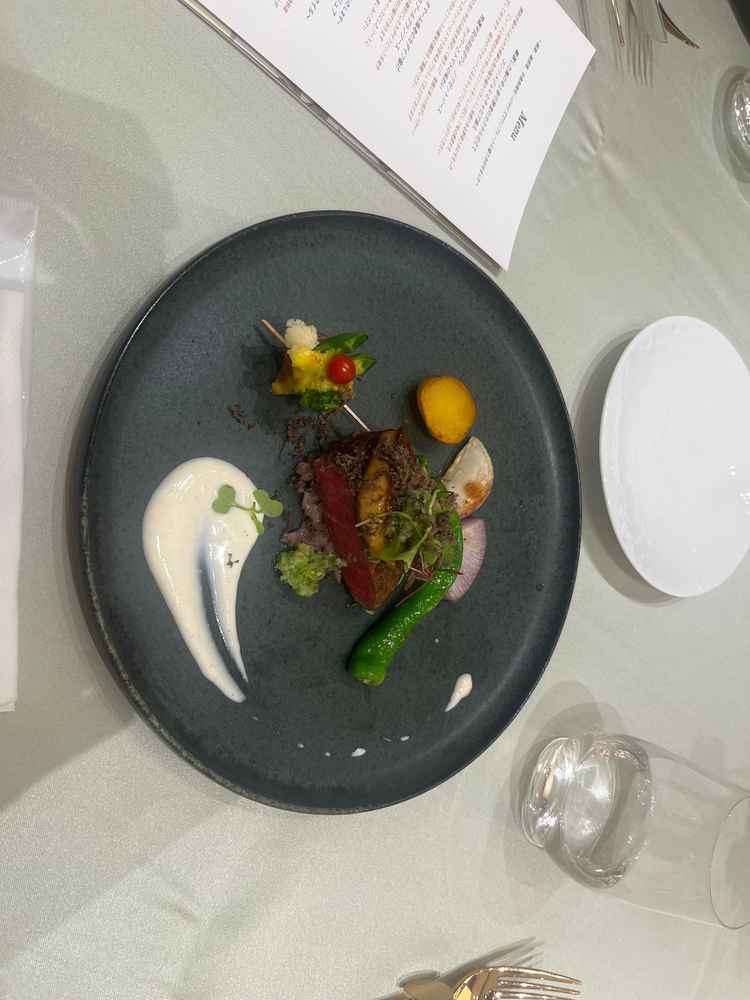 お料理がとにかく美味しかった。オープンキッチンやお皿を温めた状態で提供などこだわりを感じました。