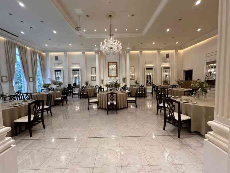 床が大理石であり、テーブルクロスを変えることにより、雰囲気もガラッと変えられます。