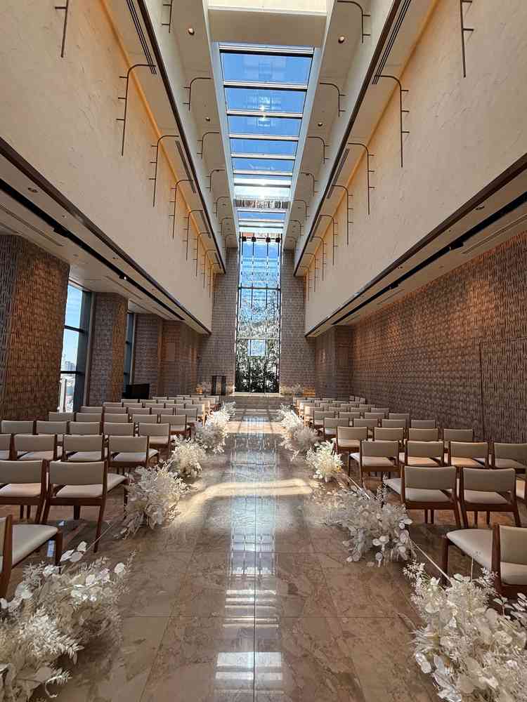 チャペルは彩光がよく素敵でした。鏡面の大理石も姿が写るためお写真映えしそう。