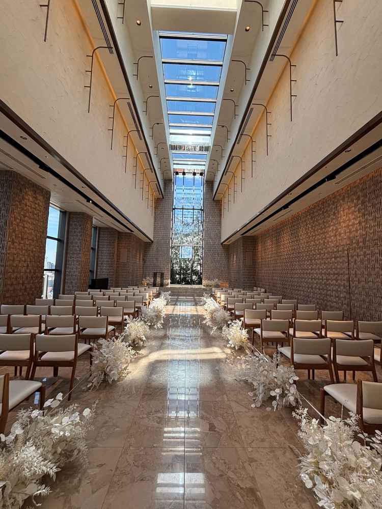 チャペルは彩光がよく素敵でした。鏡面の大理石も姿が写るためお写真映えしそう。