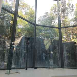 最前列から見た滝の写真。流動感があって参列者が飽きないかと思いました。