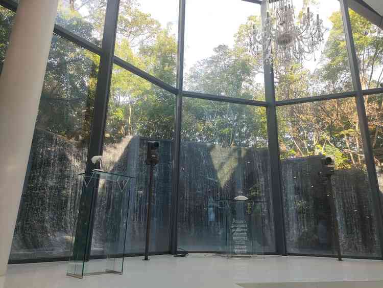 最前列から見た滝の写真。流動感があって参列者が飽きないかと思いました。