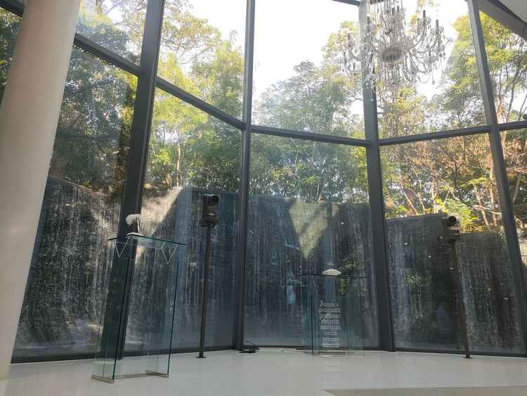 最前列から見た滝の写真。流動感があって参列者が飽きないかと思いました。