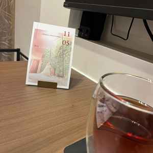 相談中に使用したデスク。自分たちの名前を入れてくれたポスターが飾られており気分を盛り上げてくれた。