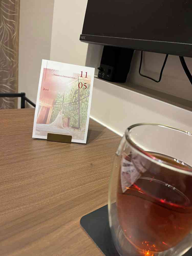 相談中に使用したデスク。自分たちの名前を入れてくれたポスターが飾られており気分を盛り上げてくれた。