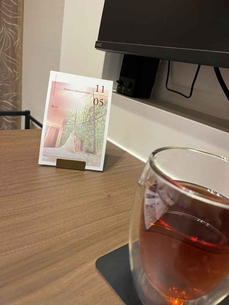 相談中に使用したデスク。自分たちの名前を入れてくれたポスターが飾られており気分を盛り上げてくれた。