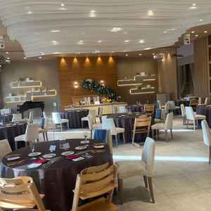 パーティー会場のテラス。天井や壁面が特徴的でオシャレだった。