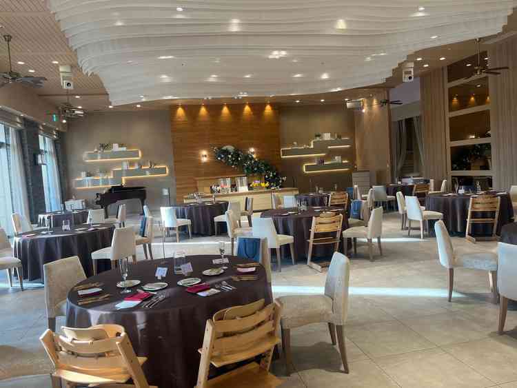 パーティー会場のテラス。天井や壁面が特徴的でオシャレだった。