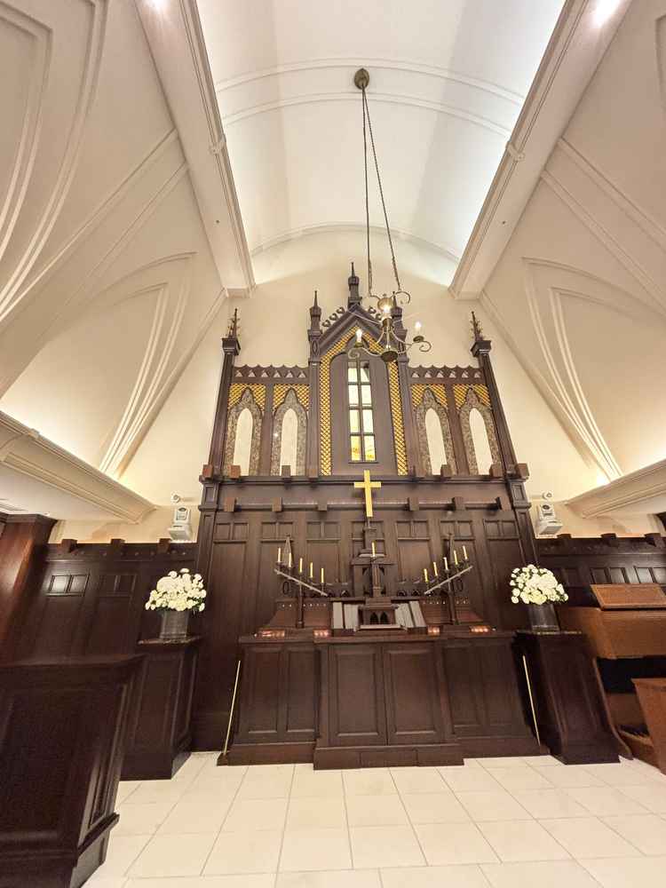 チャペルの祭壇です。クラシカルな雰囲気で落ち着きがありました。照明を絞るととても幻想的です。