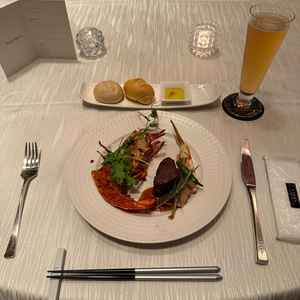 試食内容。エビとステーキが美味しかったことはもちろん、付け合わせの野菜もパリッと調理されていた