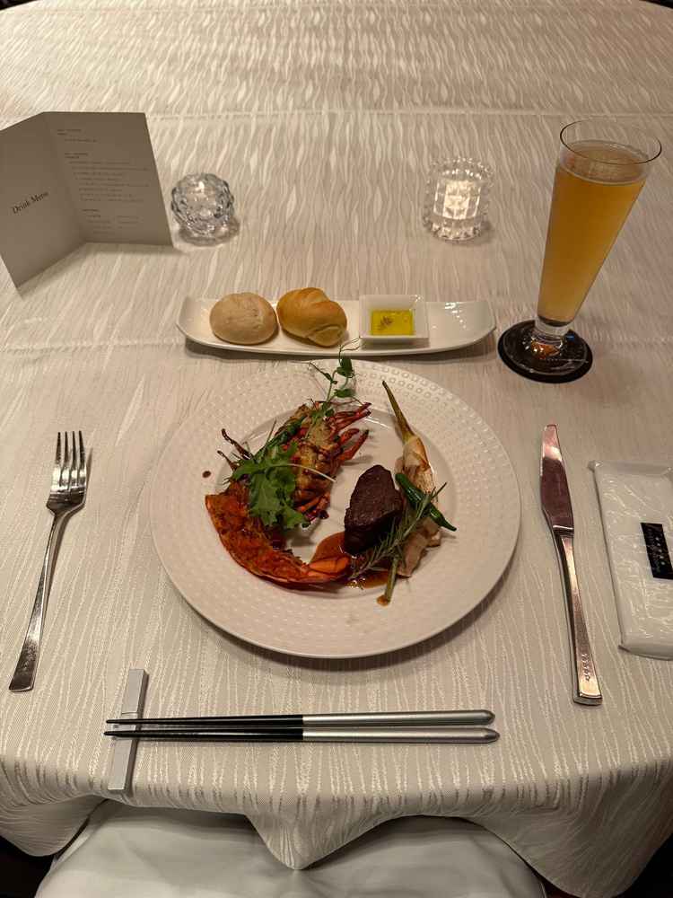 試食内容。エビとステーキが美味しかったことはもちろん、付け合わせの野菜もパリッと調理されていた