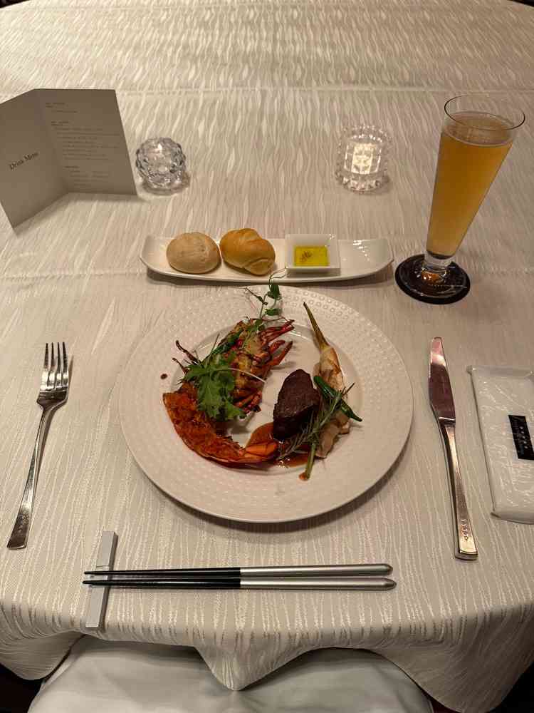 試食内容。エビとステーキが美味しかったことはもちろん、付け合わせの野菜もパリッと調理されていた