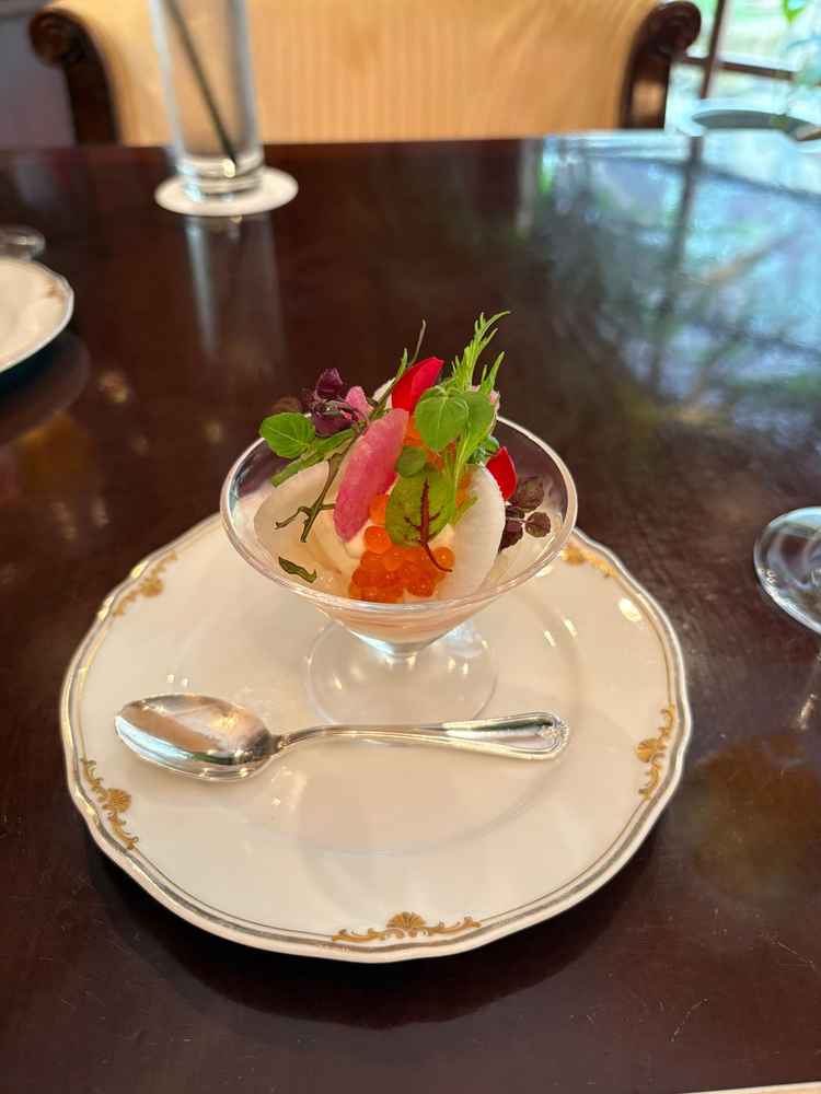 見た目が綺麗で美味しい料理。参列者にも満足してもらえるクオリティで大満足。他では味わえない料理。