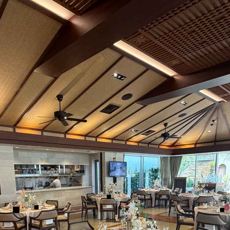 バリ風の披露宴会場です。天井が高く、オープンキッチンになります。事前に見た写真より好印象でした。