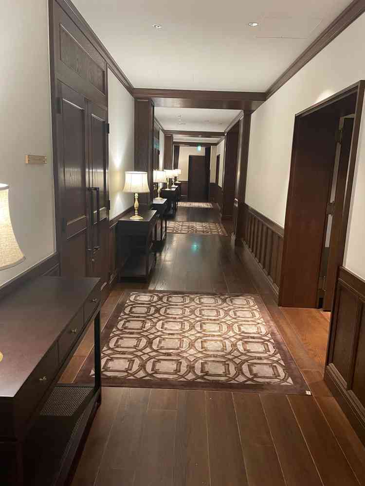 披露宴会場に続くレトロな廊下。