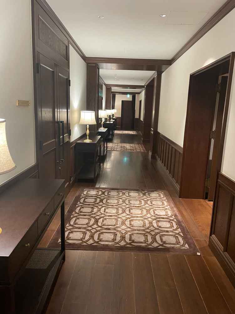 披露宴会場に続くレトロな廊下。