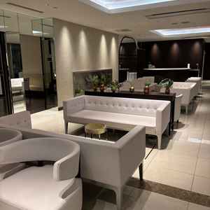 挙式前の待合ロビー。ソファがたくさんあるので友人が多くてものんびり過ごせそうです。