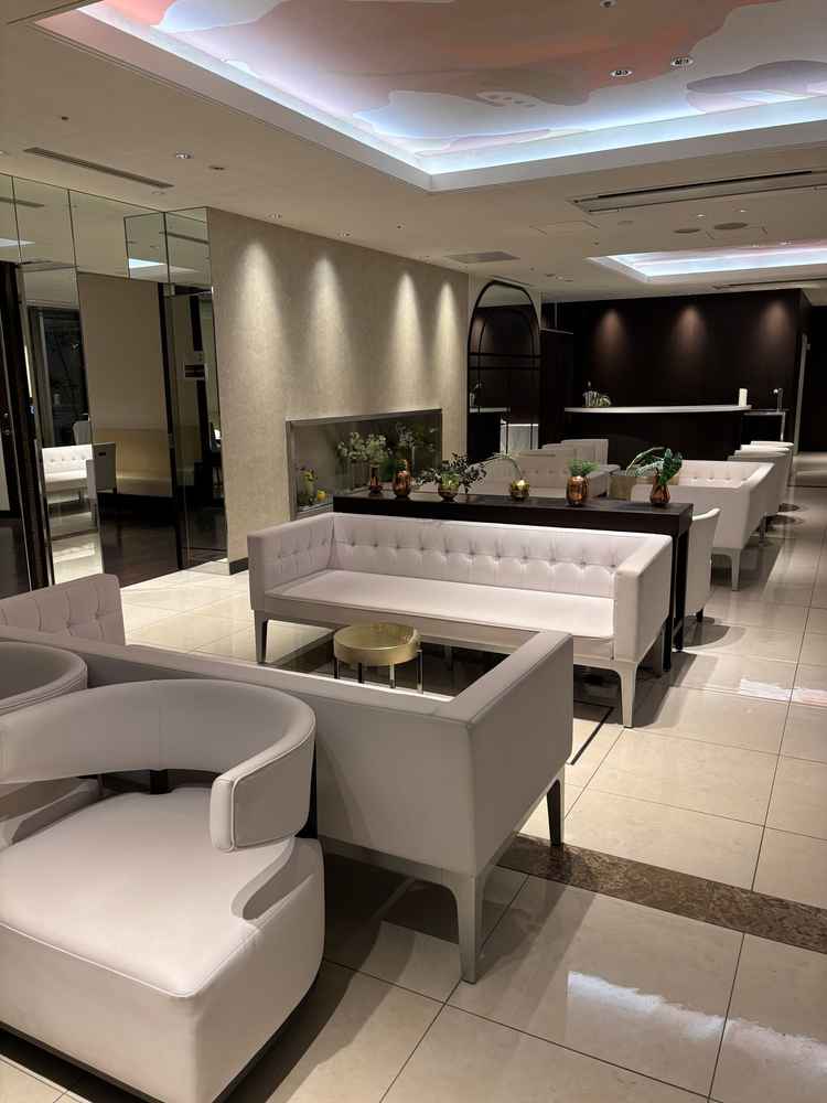 挙式前の待合ロビー。ソファがたくさんあるので友人が多くてものんびり過ごせそうです。