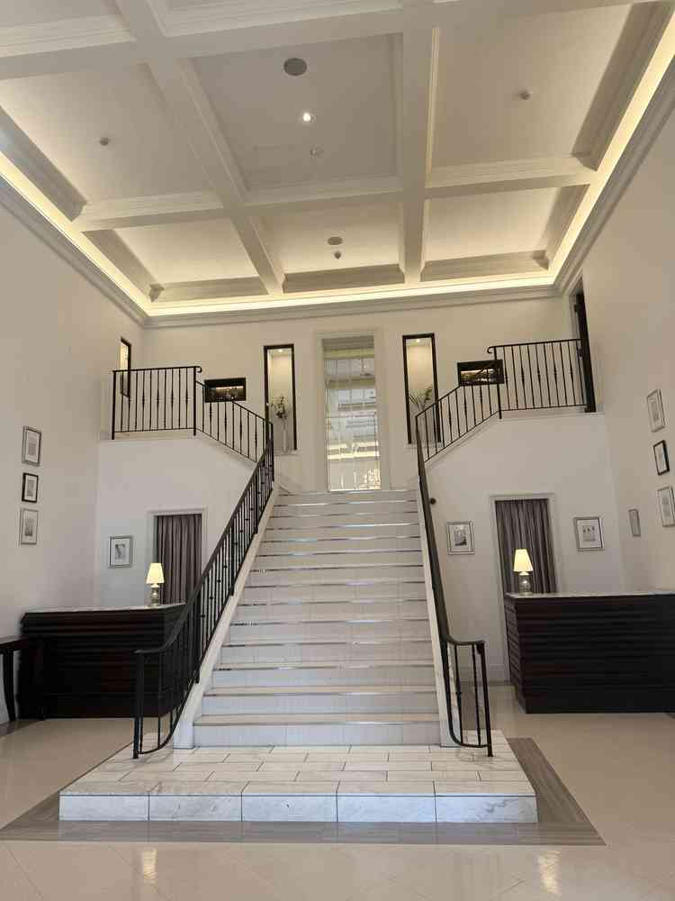 館内に入ると現れる、開放感あふれる大階段のある空間です。