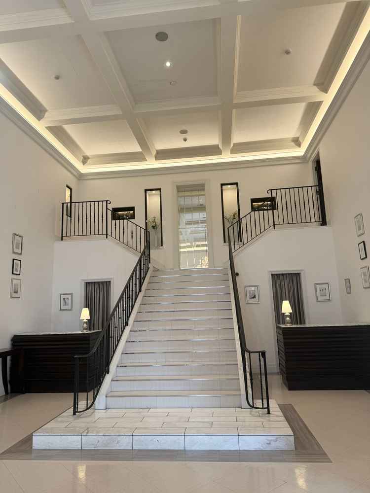 館内に入ると現れる、開放感あふれる大階段のある空間です。