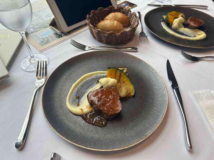 前菜、メイン、デザートの試食あり。とても美味しかった。