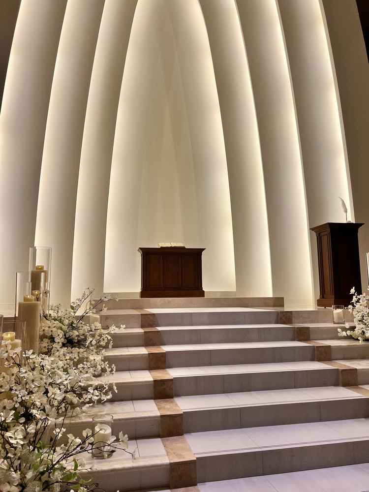 写真で見るよりも高く大きなチャペルに感じました。