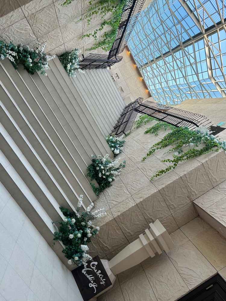 挙式場へ向かうドアがあいてこの階段がでてきたら、ゲストも喜びそうです。天候に左右されず楽しめそう。