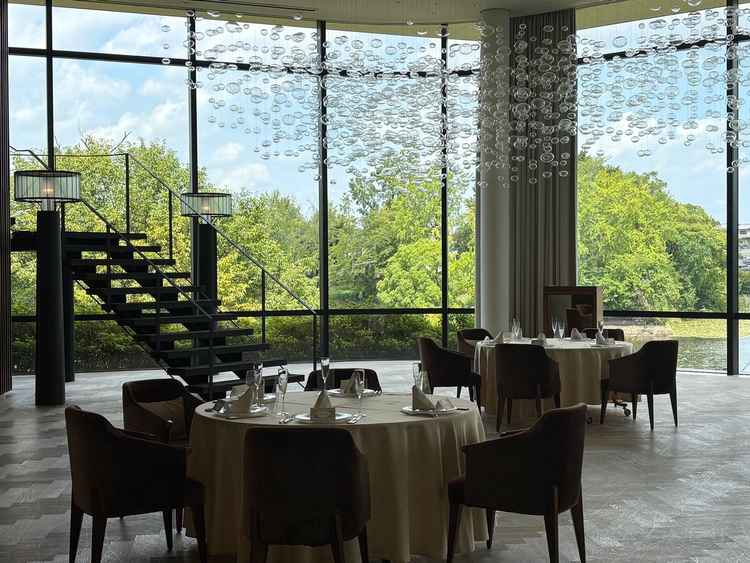 緑がたくさん見える披露宴会場